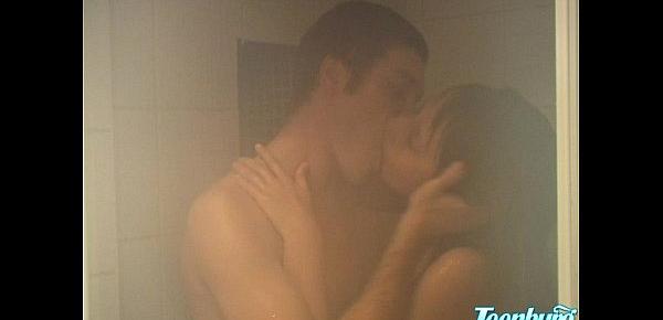  Jeune couple russe sous la douche